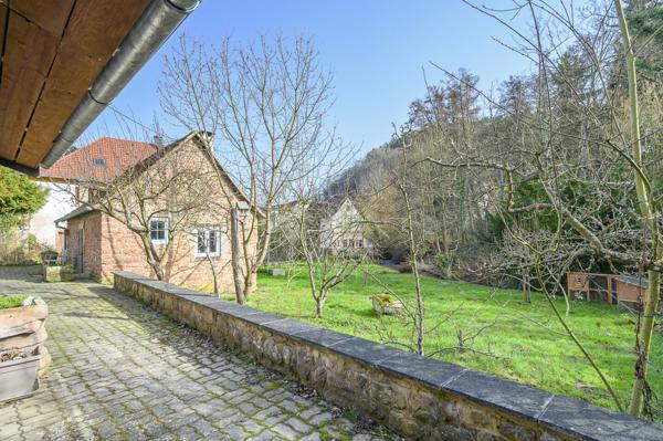 Belle propriété rénovée, au bord de l'eau dépendance et gîte jardin 575 000 € H.A.I.*