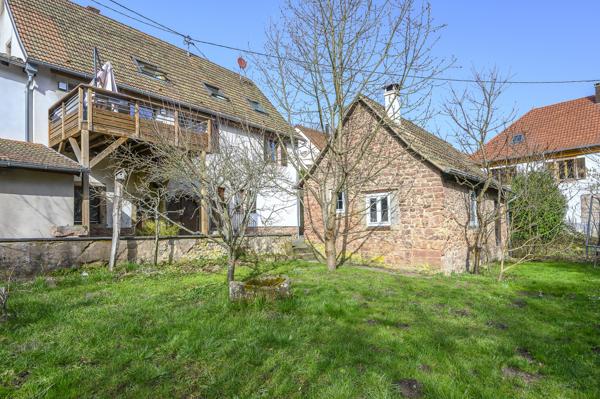 Belle propriété rénovée, au bord de l'eau dépendance et gîte jardin 575 000 € H.A.I.*