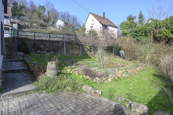 Belle propriété rénovée, au bord de l'eau dépendance et gîte jardin 575 000 € H.A.I.*