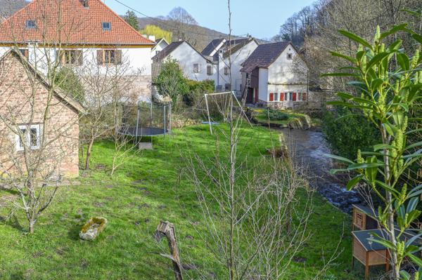 Belle propriété rénovée, au bord de l'eau dépendance et gîte jardin 575 000 € H.A.I.*