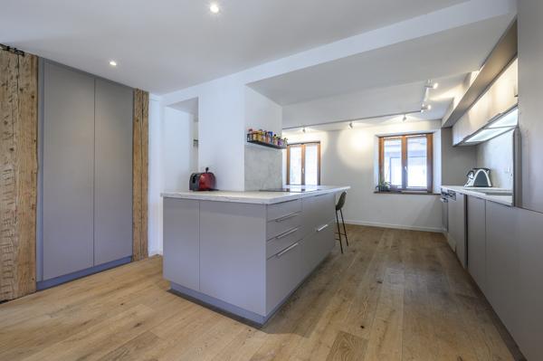 Belle propriété rénovée, au bord de l'eau dépendance et gîte jardin 575 000 € H.A.I.*