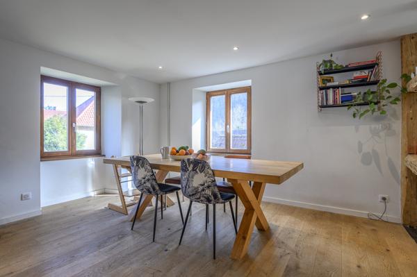 Belle propriété rénovée, au bord de l'eau dépendance et gîte jardin 575 000 € H.A.I.*