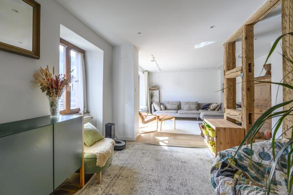 Belle propriété rénovée, au bord de l'eau dépendance et gîte jardin 575 000 € H.A.I.*