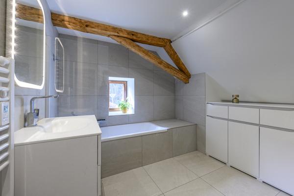 Belle propriété rénovée, au bord de l'eau dépendance et gîte jardin 575 000 € H.A.I.*