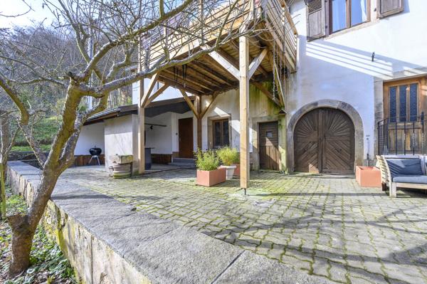 Belle propriété rénovée, au bord de l'eau dépendance et gîte jardin 575 000 € H.A.I.*