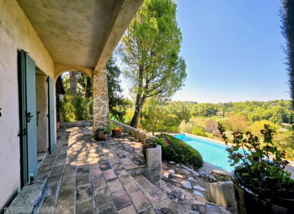 A découvrir,
Sur les hauteurs de Roquevaire, à Lascours, lieu calme et recherché, maison familiale et traditionnelle de 151 m2, au pied du Garlaban et des départs de sentiers, avec piscine, sur terrain en restanques arboré de 1900 m2 environ.
Au rez-de-chaussée, dans un style provençal, un  salon séjour cosy avec cheminée, une cuisine, une chambre, une salle d'eau avec toilettes, une buanderie, deux terrasses dont une abritée.
A l'étage, un salon séjour pouvant devenir une chambre, deux chambres, un bureau avec un grand placard, une salle de bain, toilettes séparés.
Ce bien dispose de combles aménagées en espace nuit avec 2 pièces mansardées, salle de bain, grenier.
Au sous-sol, 1 cave.
A l'extérieur, local piscine, forage, parking.
Ce bien est proche du centre de Roquevaire, de toutes les commodités (commerces, écoles, services), au carrefour d'axes autoroutiers (Marseille, Aix, Toulon) et à 20 mn de la mer.
Cette propriété séduira les amateurs de nature et de paysages si bien décrits par Marcel Pagnol dans la Gloire de mon père  "Garlaban, c'est une énorme tour de roches bleues, plantée au bord de Plan de l'Aigle, cet immense plateau rocheux qui domine la vallée".