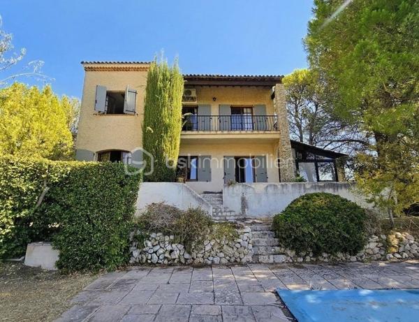 A découvrir,
Sur les hauteurs de Roquevaire, à Lascours, lieu calme et recherché, maison familiale et traditionnelle de 151 m2, au pied du Garlaban et des départs de sentiers, avec piscine, sur terrain en restanques arboré de 1900 m2 environ.
Au rez-de-chaussée, dans un style provençal, un  salon séjour cosy avec cheminée, une cuisine, une chambre, une salle d'eau avec toilettes, une buanderie, deux terrasses dont une abritée.
A l'étage, un salon séjour pouvant devenir une chambre, deux chambres, un bureau avec un grand placard, une salle de bain, toilettes séparés.
Ce bien dispose de combles aménagées en espace nuit avec 2 pièces mansardées, salle de bain, grenier.
Au sous-sol, 1 cave.
A l'extérieur, local piscine, forage, parking.
Ce bien est proche du centre de Roquevaire, de toutes les commodités (commerces, écoles, services), au carrefour d'axes autoroutiers (Marseille, Aix, Toulon) et à 20 mn de la mer.
Cette propriété séduira les amateurs de nature et de paysages si bien décrits par Marcel Pagnol dans la Gloire de mon père  "Garlaban, c'est une énorme tour de roches bleues, plantée au bord de Plan de l'Aigle, cet immense plateau rocheux qui domine la vallée".