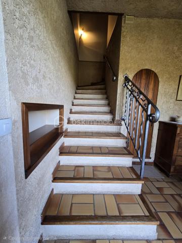 A découvrir,
Sur les hauteurs de Roquevaire, à Lascours, lieu calme et recherché, maison familiale et traditionnelle de 151 m2, au pied du Garlaban et des départs de sentiers, avec piscine, sur terrain en restanques arboré de 1900 m2 environ.
Au rez-de-chaussée, dans un style provençal, un  salon séjour cosy avec cheminée, une cuisine, une chambre, une salle d'eau avec toilettes, une buanderie, deux terrasses dont une abritée.
A l'étage, un salon séjour pouvant devenir une chambre, deux chambres, un bureau avec un grand placard, une salle de bain, toilettes séparés.
Ce bien dispose de combles aménagées en espace nuit avec 2 pièces mansardées, salle de bain, grenier.
Au sous-sol, 1 cave.
A l'extérieur, local piscine, forage, parking.
Ce bien est proche du centre de Roquevaire, de toutes les commodités (commerces, écoles, services), au carrefour d'axes autoroutiers (Marseille, Aix, Toulon) et à 20 mn de la mer.
Cette propriété séduira les amateurs de nature et de paysages si bien décrits par Marcel Pagnol dans la Gloire de mon père  "Garlaban, c'est une énorme tour de roches bleues, plantée au bord de Plan de l'Aigle, cet immense plateau rocheux qui domine la vallée".