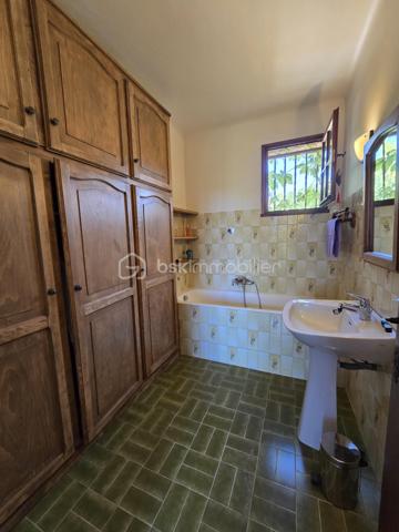 A découvrir,
Sur les hauteurs de Roquevaire, à Lascours, lieu calme et recherché, maison familiale et traditionnelle de 151 m2, au pied du Garlaban et des départs de sentiers, avec piscine, sur terrain en restanques arboré de 1900 m2 environ.
Au rez-de-chaussée, dans un style provençal, un  salon séjour cosy avec cheminée, une cuisine, une chambre, une salle d'eau avec toilettes, une buanderie, deux terrasses dont une abritée.
A l'étage, un salon séjour pouvant devenir une chambre, deux chambres, un bureau avec un grand placard, une salle de bain, toilettes séparés.
Ce bien dispose de combles aménagées en espace nuit avec 2 pièces mansardées, salle de bain, grenier.
Au sous-sol, 1 cave.
A l'extérieur, local piscine, forage, parking.
Ce bien est proche du centre de Roquevaire, de toutes les commodités (commerces, écoles, services), au carrefour d'axes autoroutiers (Marseille, Aix, Toulon) et à 20 mn de la mer.
Cette propriété séduira les amateurs de nature et de paysages si bien décrits par Marcel Pagnol dans la Gloire de mon père  "Garlaban, c'est une énorme tour de roches bleues, plantée au bord de Plan de l'Aigle, cet immense plateau rocheux qui domine la vallée".
