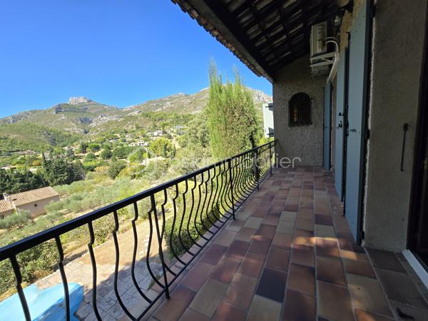 A découvrir,
Sur les hauteurs de Roquevaire, à Lascours, lieu calme et recherché, maison familiale et traditionnelle de 151 m2, au pied du Garlaban et des départs de sentiers, avec piscine, sur terrain en restanques arboré de 1900 m2 environ.
Au rez-de-chaussée, dans un style provençal, un  salon séjour cosy avec cheminée, une cuisine, une chambre, une salle d'eau avec toilettes, une buanderie, deux terrasses dont une abritée.
A l'étage, un salon séjour pouvant devenir une chambre, deux chambres, un bureau avec un grand placard, une salle de bain, toilettes séparés.
Ce bien dispose de combles aménagées en espace nuit avec 2 pièces mansardées, salle de bain, grenier.
Au sous-sol, 1 cave.
A l'extérieur, local piscine, forage, parking.
Ce bien est proche du centre de Roquevaire, de toutes les commodités (commerces, écoles, services), au carrefour d'axes autoroutiers (Marseille, Aix, Toulon) et à 20 mn de la mer.
Cette propriété séduira les amateurs de nature et de paysages si bien décrits par Marcel Pagnol dans la Gloire de mon père  "Garlaban, c'est une énorme tour de roches bleues, plantée au bord de Plan de l'Aigle, cet immense plateau rocheux qui domine la vallée".