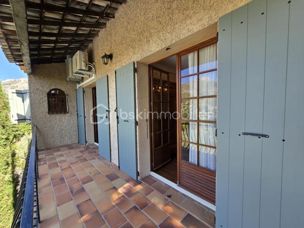 A découvrir,
Sur les hauteurs de Roquevaire, à Lascours, lieu calme et recherché, maison familiale et traditionnelle de 151 m2, au pied du Garlaban et des départs de sentiers, avec piscine, sur terrain en restanques arboré de 1900 m2 environ.
Au rez-de-chaussée, dans un style provençal, un  salon séjour cosy avec cheminée, une cuisine, une chambre, une salle d'eau avec toilettes, une buanderie, deux terrasses dont une abritée.
A l'étage, un salon séjour pouvant devenir une chambre, deux chambres, un bureau avec un grand placard, une salle de bain, toilettes séparés.
Ce bien dispose de combles aménagées en espace nuit avec 2 pièces mansardées, salle de bain, grenier.
Au sous-sol, 1 cave.
A l'extérieur, local piscine, forage, parking.
Ce bien est proche du centre de Roquevaire, de toutes les commodités (commerces, écoles, services), au carrefour d'axes autoroutiers (Marseille, Aix, Toulon) et à 20 mn de la mer.
Cette propriété séduira les amateurs de nature et de paysages si bien décrits par Marcel Pagnol dans la Gloire de mon père  "Garlaban, c'est une énorme tour de roches bleues, plantée au bord de Plan de l'Aigle, cet immense plateau rocheux qui domine la vallée".