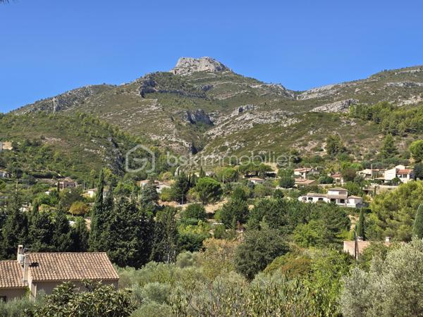 A découvrir,
Sur les hauteurs de Roquevaire, à Lascours, lieu calme et recherché, maison familiale et traditionnelle de 151 m2, au pied du Garlaban et des départs de sentiers, avec piscine, sur terrain en restanques arboré de 1900 m2 environ.
Au rez-de-chaussée, dans un style provençal, un  salon séjour cosy avec cheminée, une cuisine, une chambre, une salle d'eau avec toilettes, une buanderie, deux terrasses dont une abritée.
A l'étage, un salon séjour pouvant devenir une chambre, deux chambres, un bureau avec un grand placard, une salle de bain, toilettes séparés.
Ce bien dispose de combles aménagées en espace nuit avec 2 pièces mansardées, salle de bain, grenier.
Au sous-sol, 1 cave.
A l'extérieur, local piscine, forage, parking.
Ce bien est proche du centre de Roquevaire, de toutes les commodités (commerces, écoles, services), au carrefour d'axes autoroutiers (Marseille, Aix, Toulon) et à 20 mn de la mer.
Cette propriété séduira les amateurs de nature et de paysages si bien décrits par Marcel Pagnol dans la Gloire de mon père  "Garlaban, c'est une énorme tour de roches bleues, plantée au bord de Plan de l'Aigle, cet immense plateau rocheux qui domine la vallée".