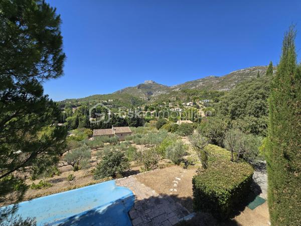 A découvrir,
Sur les hauteurs de Roquevaire, à Lascours, lieu calme et recherché, maison familiale et traditionnelle de 151 m2, au pied du Garlaban et des départs de sentiers, avec piscine, sur terrain en restanques arboré de 1900 m2 environ.
Au rez-de-chaussée, dans un style provençal, un  salon séjour cosy avec cheminée, une cuisine, une chambre, une salle d'eau avec toilettes, une buanderie, deux terrasses dont une abritée.
A l'étage, un salon séjour pouvant devenir une chambre, deux chambres, un bureau avec un grand placard, une salle de bain, toilettes séparés.
Ce bien dispose de combles aménagées en espace nuit avec 2 pièces mansardées, salle de bain, grenier.
Au sous-sol, 1 cave.
A l'extérieur, local piscine, forage, parking.
Ce bien est proche du centre de Roquevaire, de toutes les commodités (commerces, écoles, services), au carrefour d'axes autoroutiers (Marseille, Aix, Toulon) et à 20 mn de la mer.
Cette propriété séduira les amateurs de nature et de paysages si bien décrits par Marcel Pagnol dans la Gloire de mon père  "Garlaban, c'est une énorme tour de roches bleues, plantée au bord de Plan de l'Aigle, cet immense plateau rocheux qui domine la vallée".