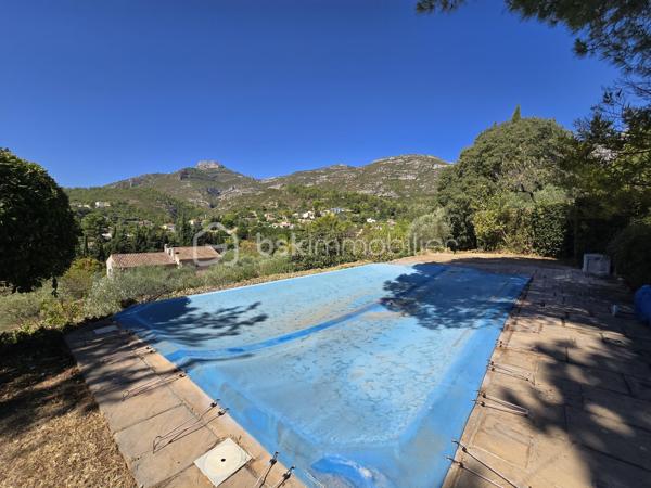 A découvrir,
Sur les hauteurs de Roquevaire, à Lascours, lieu calme et recherché, maison familiale et traditionnelle de 151 m2, au pied du Garlaban et des départs de sentiers, avec piscine, sur terrain en restanques arboré de 1900 m2 environ.
Au rez-de-chaussée, dans un style provençal, un  salon séjour cosy avec cheminée, une cuisine, une chambre, une salle d'eau avec toilettes, une buanderie, deux terrasses dont une abritée.
A l'étage, un salon séjour pouvant devenir une chambre, deux chambres, un bureau avec un grand placard, une salle de bain, toilettes séparés.
Ce bien dispose de combles aménagées en espace nuit avec 2 pièces mansardées, salle de bain, grenier.
Au sous-sol, 1 cave.
A l'extérieur, local piscine, forage, parking.
Ce bien est proche du centre de Roquevaire, de toutes les commodités (commerces, écoles, services), au carrefour d'axes autoroutiers (Marseille, Aix, Toulon) et à 20 mn de la mer.
Cette propriété séduira les amateurs de nature et de paysages si bien décrits par Marcel Pagnol dans la Gloire de mon père  "Garlaban, c'est une énorme tour de roches bleues, plantée au bord de Plan de l'Aigle, cet immense plateau rocheux qui domine la vallée".