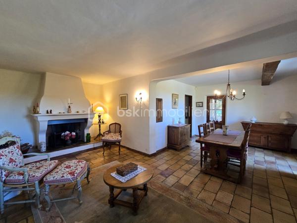 A découvrir,
Sur les hauteurs de Roquevaire, à Lascours, lieu calme et recherché, maison familiale et traditionnelle de 151 m2, au pied du Garlaban et des départs de sentiers, avec piscine, sur terrain en restanques arboré de 1900 m2 environ.
Au rez-de-chaussée, dans un style provençal, un  salon séjour cosy avec cheminée, une cuisine, une chambre, une salle d'eau avec toilettes, une buanderie, deux terrasses dont une abritée.
A l'étage, un salon séjour pouvant devenir une chambre, deux chambres, un bureau avec un grand placard, une salle de bain, toilettes séparés.
Ce bien dispose de combles aménagées en espace nuit avec 2 pièces mansardées, salle de bain, grenier.
Au sous-sol, 1 cave.
A l'extérieur, local piscine, forage, parking.
Ce bien est proche du centre de Roquevaire, de toutes les commodités (commerces, écoles, services), au carrefour d'axes autoroutiers (Marseille, Aix, Toulon) et à 20 mn de la mer.
Cette propriété séduira les amateurs de nature et de paysages si bien décrits par Marcel Pagnol dans la Gloire de mon père  "Garlaban, c'est une énorme tour de roches bleues, plantée au bord de Plan de l'Aigle, cet immense plateau rocheux qui domine la vallée".
