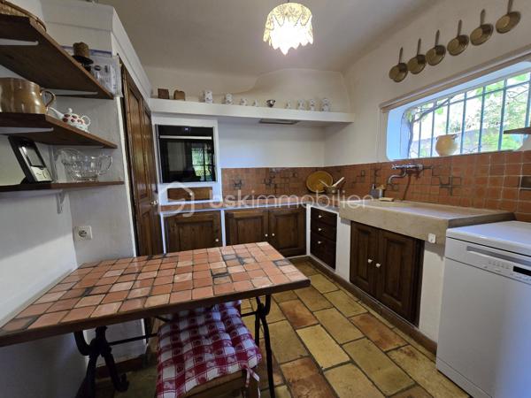 A découvrir,
Sur les hauteurs de Roquevaire, à Lascours, lieu calme et recherché, maison familiale et traditionnelle de 151 m2, au pied du Garlaban et des départs de sentiers, avec piscine, sur terrain en restanques arboré de 1900 m2 environ.
Au rez-de-chaussée, dans un style provençal, un  salon séjour cosy avec cheminée, une cuisine, une chambre, une salle d'eau avec toilettes, une buanderie, deux terrasses dont une abritée.
A l'étage, un salon séjour pouvant devenir une chambre, deux chambres, un bureau avec un grand placard, une salle de bain, toilettes séparés.
Ce bien dispose de combles aménagées en espace nuit avec 2 pièces mansardées, salle de bain, grenier.
Au sous-sol, 1 cave.
A l'extérieur, local piscine, forage, parking.
Ce bien est proche du centre de Roquevaire, de toutes les commodités (commerces, écoles, services), au carrefour d'axes autoroutiers (Marseille, Aix, Toulon) et à 20 mn de la mer.
Cette propriété séduira les amateurs de nature et de paysages si bien décrits par Marcel Pagnol dans la Gloire de mon père  "Garlaban, c'est une énorme tour de roches bleues, plantée au bord de Plan de l'Aigle, cet immense plateau rocheux qui domine la vallée".