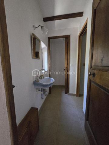 A découvrir,
Sur les hauteurs de Roquevaire, à Lascours, lieu calme et recherché, maison familiale et traditionnelle de 151 m2, au pied du Garlaban et des départs de sentiers, avec piscine, sur terrain en restanques arboré de 1900 m2 environ.
Au rez-de-chaussée, dans un style provençal, un  salon séjour cosy avec cheminée, une cuisine, une chambre, une salle d'eau avec toilettes, une buanderie, deux terrasses dont une abritée.
A l'étage, un salon séjour pouvant devenir une chambre, deux chambres, un bureau avec un grand placard, une salle de bain, toilettes séparés.
Ce bien dispose de combles aménagées en espace nuit avec 2 pièces mansardées, salle de bain, grenier.
Au sous-sol, 1 cave.
A l'extérieur, local piscine, forage, parking.
Ce bien est proche du centre de Roquevaire, de toutes les commodités (commerces, écoles, services), au carrefour d'axes autoroutiers (Marseille, Aix, Toulon) et à 20 mn de la mer.
Cette propriété séduira les amateurs de nature et de paysages si bien décrits par Marcel Pagnol dans la Gloire de mon père  "Garlaban, c'est une énorme tour de roches bleues, plantée au bord de Plan de l'Aigle, cet immense plateau rocheux qui domine la vallée".
