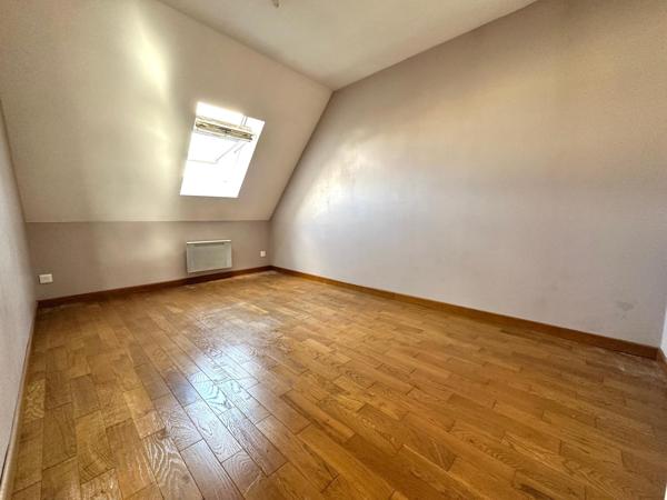 Duplex dans quartier historique avec parking privatif.