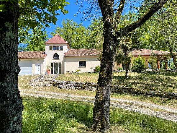Spacieuse maison avec gîte, grand garage, à distance de marche d'un village dans le Lot