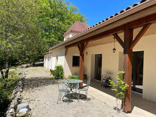Spacieuse maison avec gîte, grand garage, à distance de marche d'un village dans le Lot