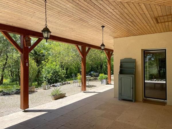 Spacieuse maison avec gîte, grand garage, à distance de marche d'un village dans le Lot