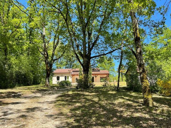 Spacieuse maison avec gîte, grand garage, à distance de marche d'un village dans le Lot
