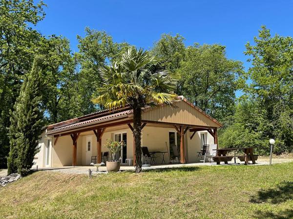 Spacieuse maison avec gîte, grand garage, à distance de marche d'un village dans le Lot