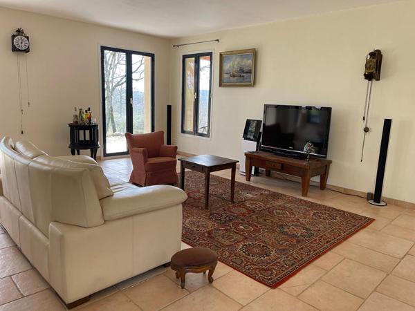 Spacieuse maison avec gîte, grand garage, à distance de marche d'un village dans le Lot