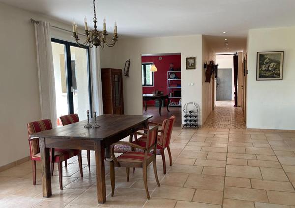 Spacieuse maison avec gîte, grand garage, à distance de marche d'un village dans le Lot