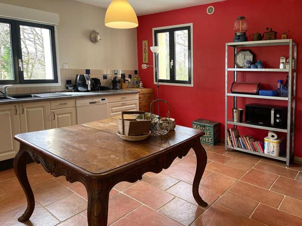 Spacieuse maison avec gîte, grand garage, à distance de marche d'un village dans le Lot