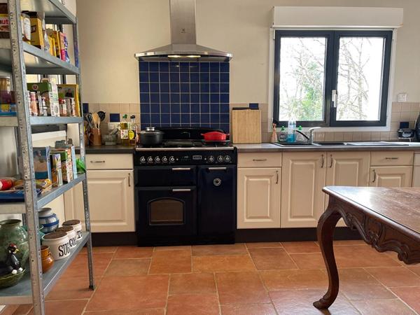 Spacieuse maison avec gîte, grand garage, à distance de marche d'un village dans le Lot