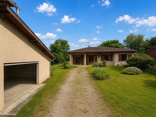 Maison avec dépendance, garage et terrain arboré /