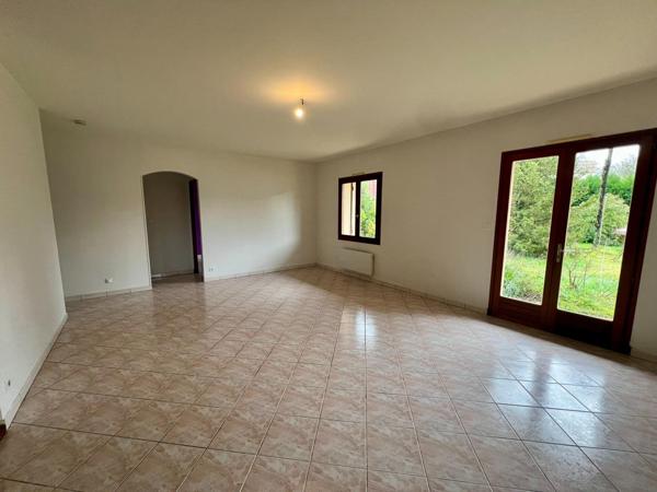 Maison avec dépendance, garage et terrain arboré /