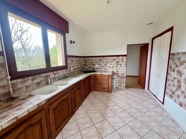 Maison avec dépendance, garage et terrain arboré /