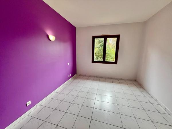 Maison avec dépendance, garage et terrain arboré /
