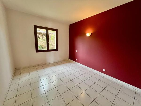 Maison avec dépendance, garage et terrain arboré /