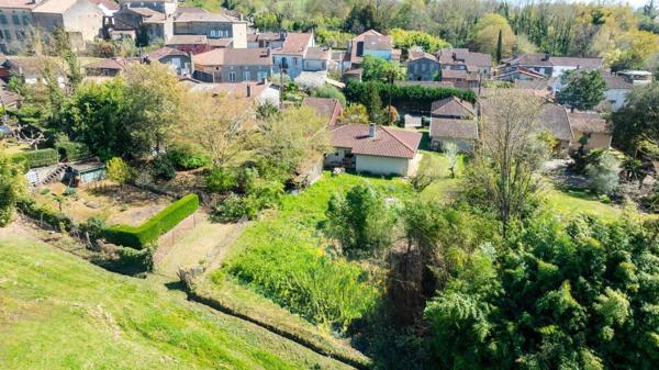 Maison avec dépendance, garage et terrain arboré /