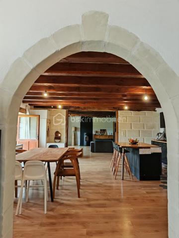 À moins de 10 minutes du centre de Langeais, au cœur d’un hameau calme et agréable, découvrez cette charmante longère tourangelle d’environ 170 m² alliant volumes généreux et décoration moderne.

Dès l’entrée, vous serez séduits par une vaste pièce de vie salon-séjour de plus de 70 m², chaleureuse et conviviale, avec cuisine aménagée et équipée ouverte sur l’espace de vie. Le rez-de-chaussée est agrémenté d’un poêle à pellets et d’une pompe à chaleur air/air et comprend également un bureau (avec sa baie vitrée !), une salle de bain ainsi qu’une buanderie attenante.

À l’étage, un couloir dessert 4 chambres et salle d'eau. Une mezzanine offrant un coin bibliothèque cosy complète ce niveau.

À l’extérieur, vous profiterez d’un terrain plat de 1 150 m² partiellement clos avec plusieurs aménagements :
•	un car-port
•	une pergola réalisée en bois de la scierie de la Rouchouze
•	un abri de jardin de 7 m² sur dalle

Caractéristiques techniques :
•	toiture tourangelle
•	assainissement individuel conforme
•	double vitrage
•	VMC
•	ballon d’eau chaude 250 L
•	compteur Linky

Un bien idéal pour les amoureux de la campagne recherchant calme, espace et proximité des commodités.