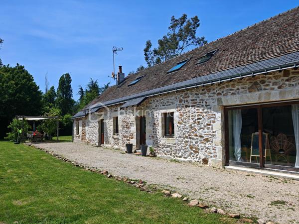 À moins de 10 minutes du centre de Langeais, au cœur d’un hameau calme et agréable, découvrez cette charmante longère tourangelle d’environ 170 m² alliant volumes généreux et décoration moderne.

Dès l’entrée, vous serez séduits par une vaste pièce de vie salon-séjour de plus de 70 m², chaleureuse et conviviale, avec cuisine aménagée et équipée ouverte sur l’espace de vie. Le rez-de-chaussée est agrémenté d’un poêle à pellets et d’une pompe à chaleur air/air et comprend également un bureau (avec sa baie vitrée !), une salle de bain ainsi qu’une buanderie attenante.

À l’étage, un couloir dessert 4 chambres et salle d'eau. Une mezzanine offrant un coin bibliothèque cosy complète ce niveau.

À l’extérieur, vous profiterez d’un terrain plat de 1 150 m² partiellement clos avec plusieurs aménagements :
•	un car-port
•	une pergola réalisée en bois de la scierie de la Rouchouze
•	un abri de jardin de 7 m² sur dalle

Caractéristiques techniques :
•	toiture tourangelle
•	assainissement individuel conforme
•	double vitrage
•	VMC
•	ballon d’eau chaude 250 L
•	compteur Linky

Un bien idéal pour les amoureux de la campagne recherchant calme, espace et proximité des commodités.