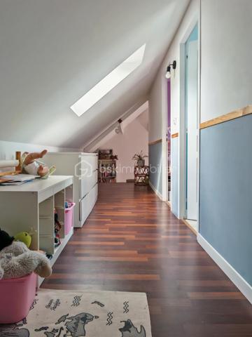 À moins de 10 minutes du centre de Langeais, au cœur d’un hameau calme et agréable, découvrez cette charmante longère tourangelle d’environ 170 m² alliant volumes généreux et décoration moderne.

Dès l’entrée, vous serez séduits par une vaste pièce de vie salon-séjour de plus de 70 m², chaleureuse et conviviale, avec cuisine aménagée et équipée ouverte sur l’espace de vie. Le rez-de-chaussée est agrémenté d’un poêle à pellets et d’une pompe à chaleur air/air et comprend également un bureau (avec sa baie vitrée !), une salle de bain ainsi qu’une buanderie attenante.

À l’étage, un couloir dessert 4 chambres et salle d'eau. Une mezzanine offrant un coin bibliothèque cosy complète ce niveau.

À l’extérieur, vous profiterez d’un terrain plat de 1 150 m² partiellement clos avec plusieurs aménagements :
•	un car-port
•	une pergola réalisée en bois de la scierie de la Rouchouze
•	un abri de jardin de 7 m² sur dalle

Caractéristiques techniques :
•	toiture tourangelle
•	assainissement individuel conforme
•	double vitrage
•	VMC
•	ballon d’eau chaude 250 L
•	compteur Linky

Un bien idéal pour les amoureux de la campagne recherchant calme, espace et proximité des commodités.