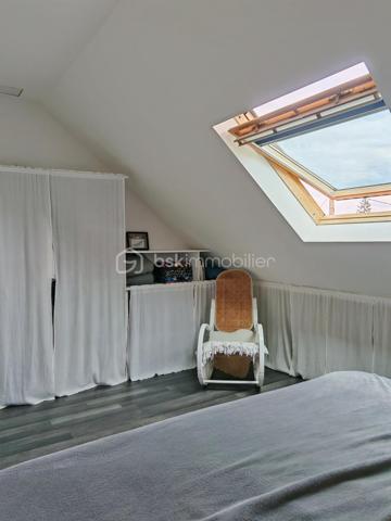 À moins de 10 minutes du centre de Langeais, au cœur d’un hameau calme et agréable, découvrez cette charmante longère tourangelle d’environ 170 m² alliant volumes généreux et décoration moderne.

Dès l’entrée, vous serez séduits par une vaste pièce de vie salon-séjour de plus de 70 m², chaleureuse et conviviale, avec cuisine aménagée et équipée ouverte sur l’espace de vie. Le rez-de-chaussée est agrémenté d’un poêle à pellets et d’une pompe à chaleur air/air et comprend également un bureau (avec sa baie vitrée !), une salle de bain ainsi qu’une buanderie attenante.

À l’étage, un couloir dessert 4 chambres et salle d'eau. Une mezzanine offrant un coin bibliothèque cosy complète ce niveau.

À l’extérieur, vous profiterez d’un terrain plat de 1 150 m² partiellement clos avec plusieurs aménagements :
•	un car-port
•	une pergola réalisée en bois de la scierie de la Rouchouze
•	un abri de jardin de 7 m² sur dalle

Caractéristiques techniques :
•	toiture tourangelle
•	assainissement individuel conforme
•	double vitrage
•	VMC
•	ballon d’eau chaude 250 L
•	compteur Linky

Un bien idéal pour les amoureux de la campagne recherchant calme, espace et proximité des commodités.
