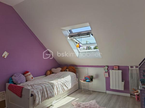 À moins de 10 minutes du centre de Langeais, au cœur d’un hameau calme et agréable, découvrez cette charmante longère tourangelle d’environ 170 m² alliant volumes généreux et décoration moderne.

Dès l’entrée, vous serez séduits par une vaste pièce de vie salon-séjour de plus de 70 m², chaleureuse et conviviale, avec cuisine aménagée et équipée ouverte sur l’espace de vie. Le rez-de-chaussée est agrémenté d’un poêle à pellets et d’une pompe à chaleur air/air et comprend également un bureau (avec sa baie vitrée !), une salle de bain ainsi qu’une buanderie attenante.

À l’étage, un couloir dessert 4 chambres et salle d'eau. Une mezzanine offrant un coin bibliothèque cosy complète ce niveau.

À l’extérieur, vous profiterez d’un terrain plat de 1 150 m² partiellement clos avec plusieurs aménagements :
•	un car-port
•	une pergola réalisée en bois de la scierie de la Rouchouze
•	un abri de jardin de 7 m² sur dalle

Caractéristiques techniques :
•	toiture tourangelle
•	assainissement individuel conforme
•	double vitrage
•	VMC
•	ballon d’eau chaude 250 L
•	compteur Linky

Un bien idéal pour les amoureux de la campagne recherchant calme, espace et proximité des commodités.