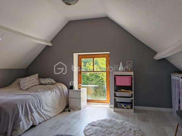 À moins de 10 minutes du centre de Langeais, au cœur d’un hameau calme et agréable, découvrez cette charmante longère tourangelle d’environ 170 m² alliant volumes généreux et décoration moderne.

Dès l’entrée, vous serez séduits par une vaste pièce de vie salon-séjour de plus de 70 m², chaleureuse et conviviale, avec cuisine aménagée et équipée ouverte sur l’espace de vie. Le rez-de-chaussée est agrémenté d’un poêle à pellets et d’une pompe à chaleur air/air et comprend également un bureau (avec sa baie vitrée !), une salle de bain ainsi qu’une buanderie attenante.

À l’étage, un couloir dessert 4 chambres et salle d'eau. Une mezzanine offrant un coin bibliothèque cosy complète ce niveau.

À l’extérieur, vous profiterez d’un terrain plat de 1 150 m² partiellement clos avec plusieurs aménagements :
•	un car-port
•	une pergola réalisée en bois de la scierie de la Rouchouze
•	un abri de jardin de 7 m² sur dalle

Caractéristiques techniques :
•	toiture tourangelle
•	assainissement individuel conforme
•	double vitrage
•	VMC
•	ballon d’eau chaude 250 L
•	compteur Linky

Un bien idéal pour les amoureux de la campagne recherchant calme, espace et proximité des commodités.