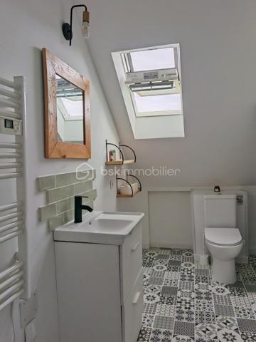 À moins de 10 minutes du centre de Langeais, au cœur d’un hameau calme et agréable, découvrez cette charmante longère tourangelle d’environ 170 m² alliant volumes généreux et décoration moderne.

Dès l’entrée, vous serez séduits par une vaste pièce de vie salon-séjour de plus de 70 m², chaleureuse et conviviale, avec cuisine aménagée et équipée ouverte sur l’espace de vie. Le rez-de-chaussée est agrémenté d’un poêle à pellets et d’une pompe à chaleur air/air et comprend également un bureau (avec sa baie vitrée !), une salle de bain ainsi qu’une buanderie attenante.

À l’étage, un couloir dessert 4 chambres et salle d'eau. Une mezzanine offrant un coin bibliothèque cosy complète ce niveau.

À l’extérieur, vous profiterez d’un terrain plat de 1 150 m² partiellement clos avec plusieurs aménagements :
•	un car-port
•	une pergola réalisée en bois de la scierie de la Rouchouze
•	un abri de jardin de 7 m² sur dalle

Caractéristiques techniques :
•	toiture tourangelle
•	assainissement individuel conforme
•	double vitrage
•	VMC
•	ballon d’eau chaude 250 L
•	compteur Linky

Un bien idéal pour les amoureux de la campagne recherchant calme, espace et proximité des commodités.