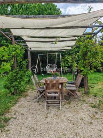 À moins de 10 minutes du centre de Langeais, au cœur d’un hameau calme et agréable, découvrez cette charmante longère tourangelle d’environ 170 m² alliant volumes généreux et décoration moderne.

Dès l’entrée, vous serez séduits par une vaste pièce de vie salon-séjour de plus de 70 m², chaleureuse et conviviale, avec cuisine aménagée et équipée ouverte sur l’espace de vie. Le rez-de-chaussée est agrémenté d’un poêle à pellets et d’une pompe à chaleur air/air et comprend également un bureau (avec sa baie vitrée !), une salle de bain ainsi qu’une buanderie attenante.

À l’étage, un couloir dessert 4 chambres et salle d'eau. Une mezzanine offrant un coin bibliothèque cosy complète ce niveau.

À l’extérieur, vous profiterez d’un terrain plat de 1 150 m² partiellement clos avec plusieurs aménagements :
•	un car-port
•	une pergola réalisée en bois de la scierie de la Rouchouze
•	un abri de jardin de 7 m² sur dalle

Caractéristiques techniques :
•	toiture tourangelle
•	assainissement individuel conforme
•	double vitrage
•	VMC
•	ballon d’eau chaude 250 L
•	compteur Linky

Un bien idéal pour les amoureux de la campagne recherchant calme, espace et proximité des commodités.