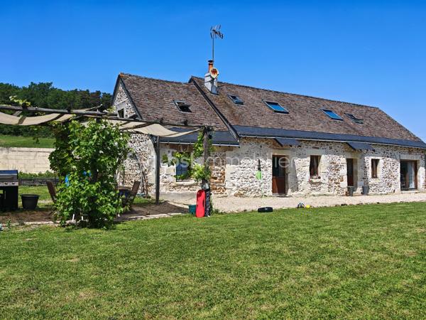 À moins de 10 minutes du centre de Langeais, au cœur d’un hameau calme et agréable, découvrez cette charmante longère tourangelle d’environ 170 m² alliant volumes généreux et décoration moderne.

Dès l’entrée, vous serez séduits par une vaste pièce de vie salon-séjour de plus de 70 m², chaleureuse et conviviale, avec cuisine aménagée et équipée ouverte sur l’espace de vie. Le rez-de-chaussée est agrémenté d’un poêle à pellets et d’une pompe à chaleur air/air et comprend également un bureau (avec sa baie vitrée !), une salle de bain ainsi qu’une buanderie attenante.

À l’étage, un couloir dessert 4 chambres et salle d'eau. Une mezzanine offrant un coin bibliothèque cosy complète ce niveau.

À l’extérieur, vous profiterez d’un terrain plat de 1 150 m² partiellement clos avec plusieurs aménagements :
•	un car-port
•	une pergola réalisée en bois de la scierie de la Rouchouze
•	un abri de jardin de 7 m² sur dalle

Caractéristiques techniques :
•	toiture tourangelle
•	assainissement individuel conforme
•	double vitrage
•	VMC
•	ballon d’eau chaude 250 L
•	compteur Linky

Un bien idéal pour les amoureux de la campagne recherchant calme, espace et proximité des commodités.