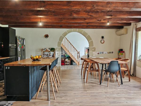 À moins de 10 minutes du centre de Langeais, au cœur d’un hameau calme et agréable, découvrez cette charmante longère tourangelle d’environ 170 m² alliant volumes généreux et décoration moderne.

Dès l’entrée, vous serez séduits par une vaste pièce de vie salon-séjour de plus de 70 m², chaleureuse et conviviale, avec cuisine aménagée et équipée ouverte sur l’espace de vie. Le rez-de-chaussée est agrémenté d’un poêle à pellets et d’une pompe à chaleur air/air et comprend également un bureau (avec sa baie vitrée !), une salle de bain ainsi qu’une buanderie attenante.

À l’étage, un couloir dessert 4 chambres et salle d'eau. Une mezzanine offrant un coin bibliothèque cosy complète ce niveau.

À l’extérieur, vous profiterez d’un terrain plat de 1 150 m² partiellement clos avec plusieurs aménagements :
•	un car-port
•	une pergola réalisée en bois de la scierie de la Rouchouze
•	un abri de jardin de 7 m² sur dalle

Caractéristiques techniques :
•	toiture tourangelle
•	assainissement individuel conforme
•	double vitrage
•	VMC
•	ballon d’eau chaude 250 L
•	compteur Linky

Un bien idéal pour les amoureux de la campagne recherchant calme, espace et proximité des commodités.