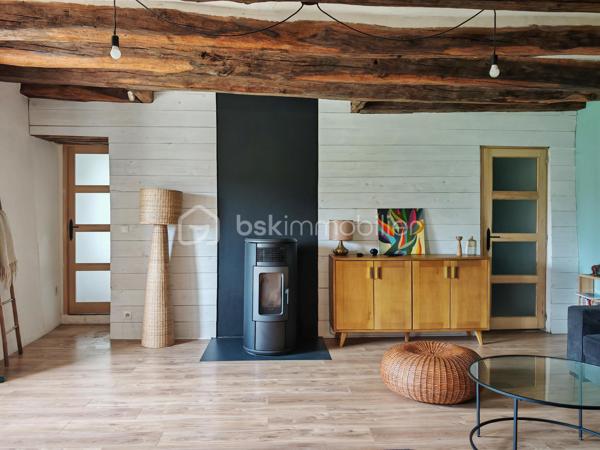 À moins de 10 minutes du centre de Langeais, au cœur d’un hameau calme et agréable, découvrez cette charmante longère tourangelle d’environ 170 m² alliant volumes généreux et décoration moderne.

Dès l’entrée, vous serez séduits par une vaste pièce de vie salon-séjour de plus de 70 m², chaleureuse et conviviale, avec cuisine aménagée et équipée ouverte sur l’espace de vie. Le rez-de-chaussée est agrémenté d’un poêle à pellets et d’une pompe à chaleur air/air et comprend également un bureau (avec sa baie vitrée !), une salle de bain ainsi qu’une buanderie attenante.

À l’étage, un couloir dessert 4 chambres et salle d'eau. Une mezzanine offrant un coin bibliothèque cosy complète ce niveau.

À l’extérieur, vous profiterez d’un terrain plat de 1 150 m² partiellement clos avec plusieurs aménagements :
•	un car-port
•	une pergola réalisée en bois de la scierie de la Rouchouze
•	un abri de jardin de 7 m² sur dalle

Caractéristiques techniques :
•	toiture tourangelle
•	assainissement individuel conforme
•	double vitrage
•	VMC
•	ballon d’eau chaude 250 L
•	compteur Linky

Un bien idéal pour les amoureux de la campagne recherchant calme, espace et proximité des commodités.