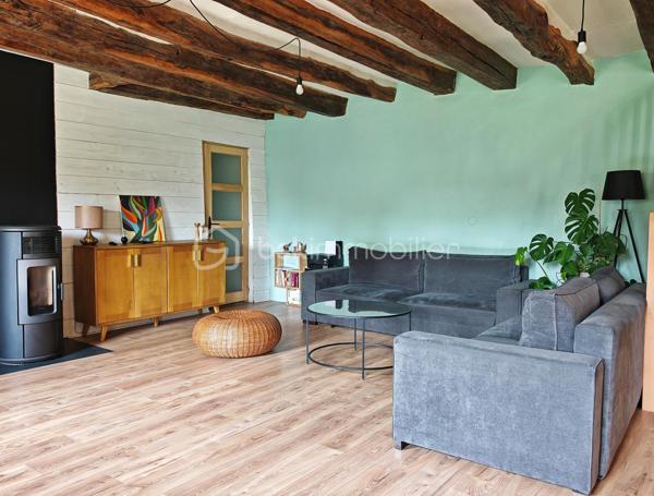 À moins de 10 minutes du centre de Langeais, au cœur d’un hameau calme et agréable, découvrez cette charmante longère tourangelle d’environ 170 m² alliant volumes généreux et décoration moderne.

Dès l’entrée, vous serez séduits par une vaste pièce de vie salon-séjour de plus de 70 m², chaleureuse et conviviale, avec cuisine aménagée et équipée ouverte sur l’espace de vie. Le rez-de-chaussée est agrémenté d’un poêle à pellets et d’une pompe à chaleur air/air et comprend également un bureau (avec sa baie vitrée !), une salle de bain ainsi qu’une buanderie attenante.

À l’étage, un couloir dessert 4 chambres et salle d'eau. Une mezzanine offrant un coin bibliothèque cosy complète ce niveau.

À l’extérieur, vous profiterez d’un terrain plat de 1 150 m² partiellement clos avec plusieurs aménagements :
•	un car-port
•	une pergola réalisée en bois de la scierie de la Rouchouze
•	un abri de jardin de 7 m² sur dalle

Caractéristiques techniques :
•	toiture tourangelle
•	assainissement individuel conforme
•	double vitrage
•	VMC
•	ballon d’eau chaude 250 L
•	compteur Linky

Un bien idéal pour les amoureux de la campagne recherchant calme, espace et proximité des commodités.