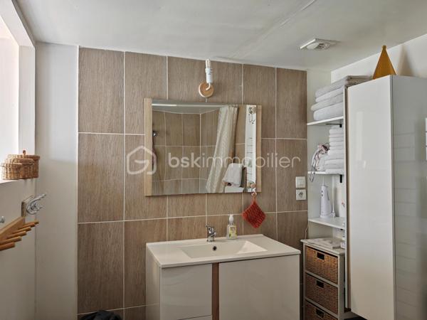 À moins de 10 minutes du centre de Langeais, au cœur d’un hameau calme et agréable, découvrez cette charmante longère tourangelle d’environ 170 m² alliant volumes généreux et décoration moderne.

Dès l’entrée, vous serez séduits par une vaste pièce de vie salon-séjour de plus de 70 m², chaleureuse et conviviale, avec cuisine aménagée et équipée ouverte sur l’espace de vie. Le rez-de-chaussée est agrémenté d’un poêle à pellets et d’une pompe à chaleur air/air et comprend également un bureau (avec sa baie vitrée !), une salle de bain ainsi qu’une buanderie attenante.

À l’étage, un couloir dessert 4 chambres et salle d'eau. Une mezzanine offrant un coin bibliothèque cosy complète ce niveau.

À l’extérieur, vous profiterez d’un terrain plat de 1 150 m² partiellement clos avec plusieurs aménagements :
•	un car-port
•	une pergola réalisée en bois de la scierie de la Rouchouze
•	un abri de jardin de 7 m² sur dalle

Caractéristiques techniques :
•	toiture tourangelle
•	assainissement individuel conforme
•	double vitrage
•	VMC
•	ballon d’eau chaude 250 L
•	compteur Linky

Un bien idéal pour les amoureux de la campagne recherchant calme, espace et proximité des commodités.